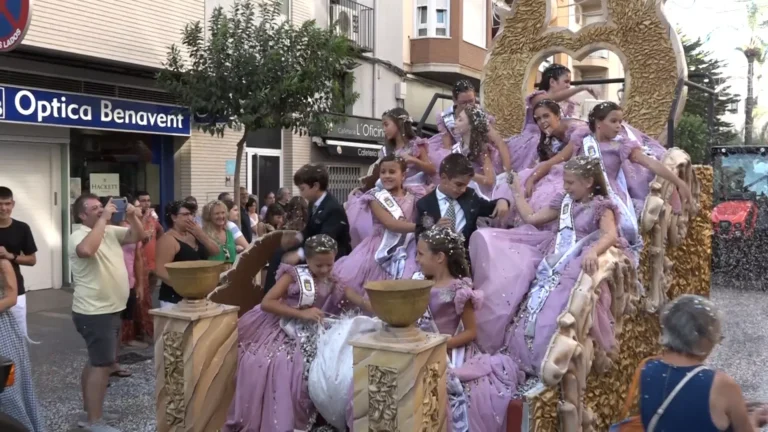 Desfilada de carrosses i batalla de confeti