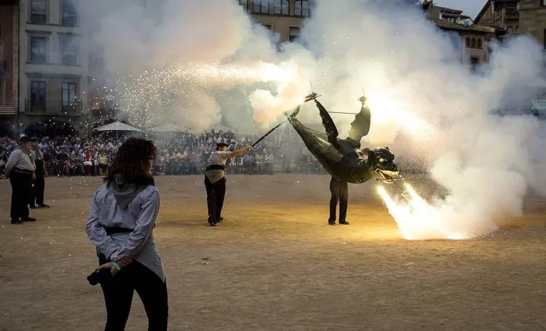 Pasacalles de la Reina de las Fiestas 2024 y su Corte de Honor